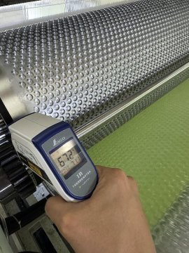 成形ローラーの温度を確認しながら製造しています